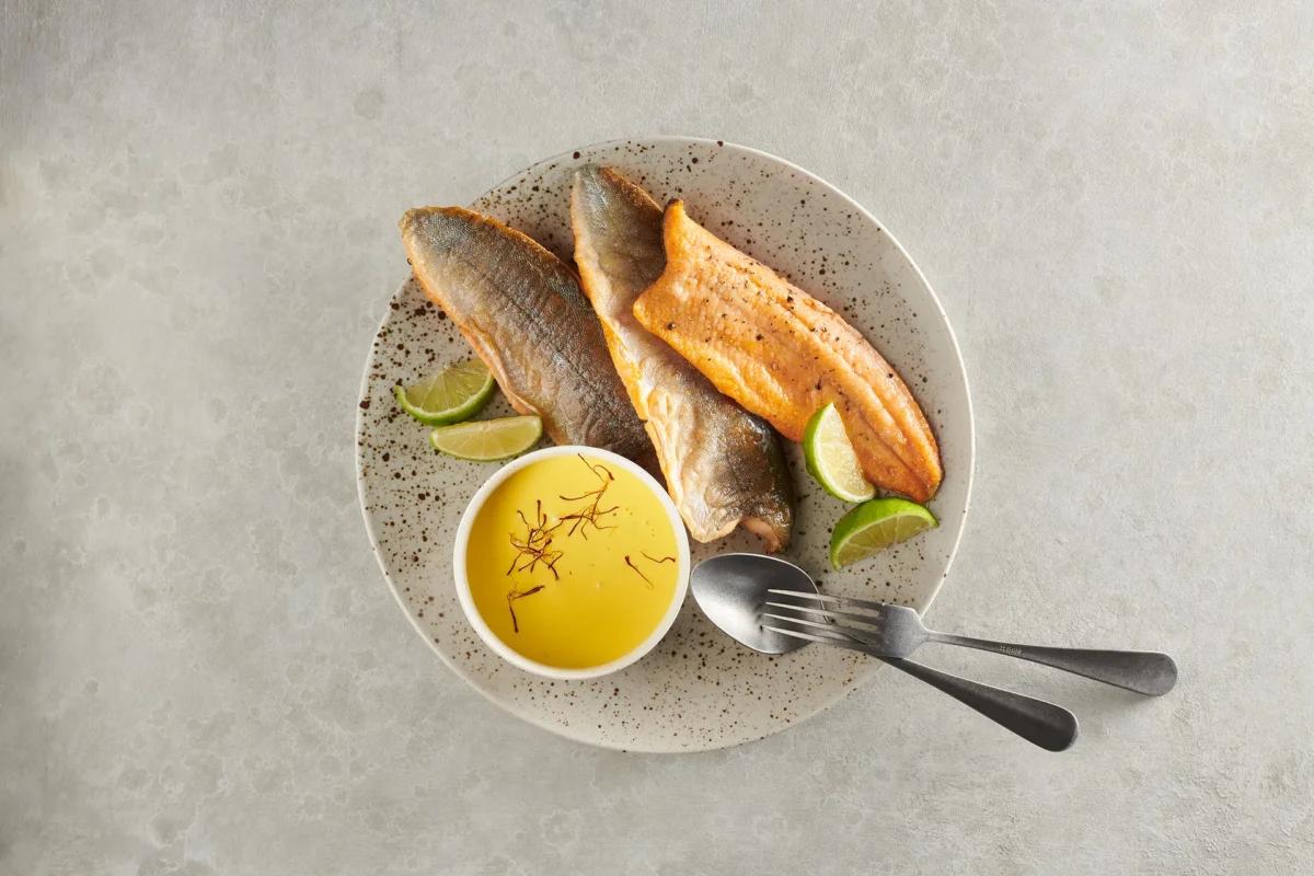 Sauce au safran de la catégorie . Méthode de préparation pas de. Le plat terminé est joliment présenté et photographié en vue aérienne (photographie alimentaire). Suggestion de présentation, recette originale de Croqu'menus, tirée du livre de cuisine le plus connu de Suisse