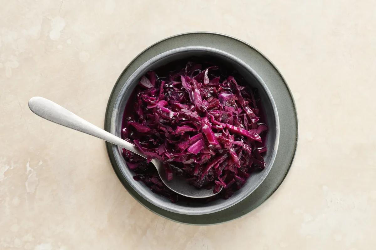 Chou rouge de la catégorie . Méthode de préparation cuisson à l'étuvée. Le plat terminé est joliment présenté et photographié en vue aérienne (photographie alimentaire). Suggestion de présentation, recette originale de Croqu'menus, tirée du livre de cuisine le plus connu de Suisse