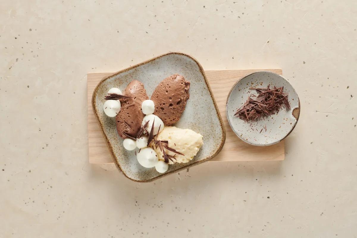 Mousse au chocolat aus der Kategorie Desserts. Das fertige Gericht schön angerichtet und fotografiert aus Vogelperspektive (Food Fotografie). Serviervorschlag, Original Tiptopf Rezept, aus dem bekanntesten Kochbuch der Schweiz