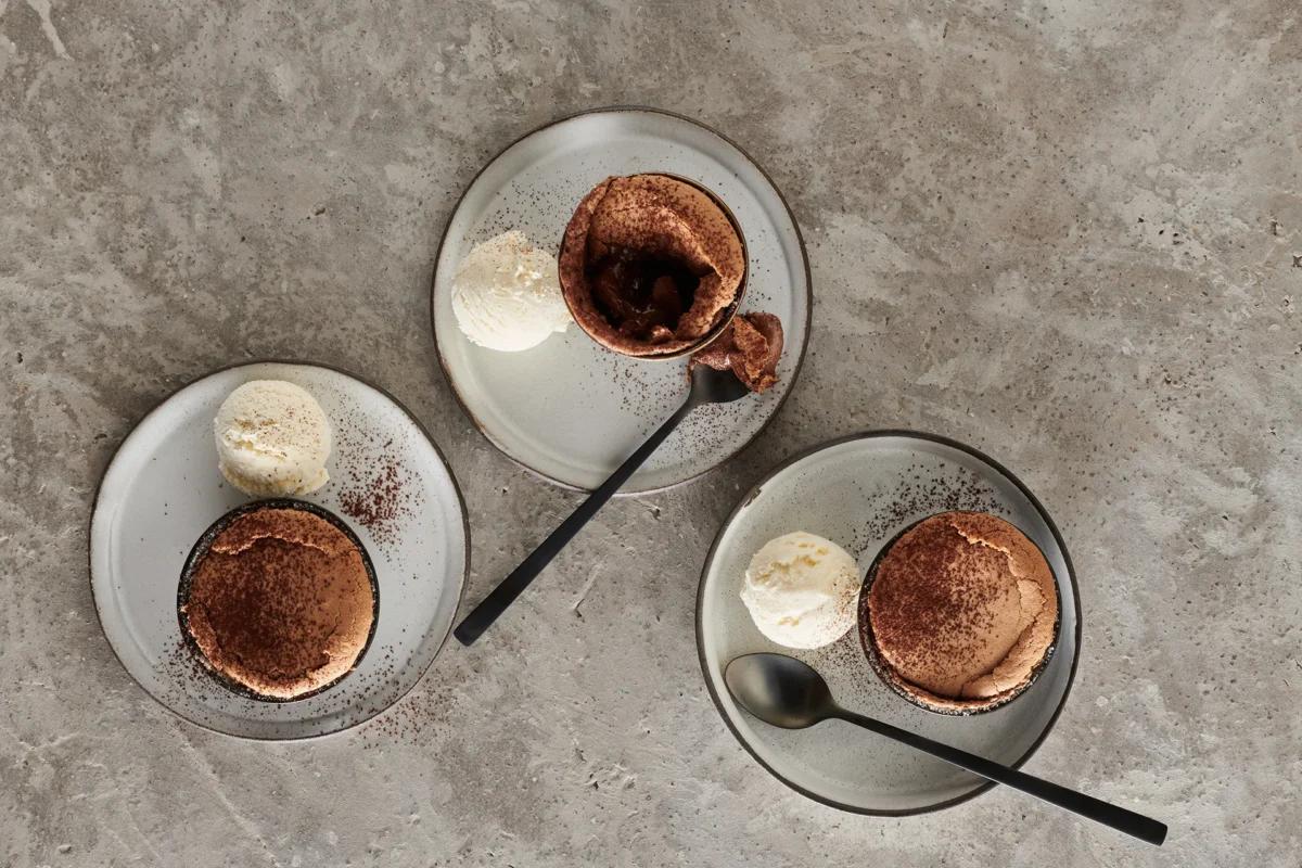 Fondants au chocolat aus der Kategorie Gebäck süss. Das fertige Gericht schön angerichtet und fotografiert aus Vogelperspektive (Food Fotografie). Serviervorschlag, Original Tiptopf Rezept, aus dem bekanntesten Kochbuch der Schweiz