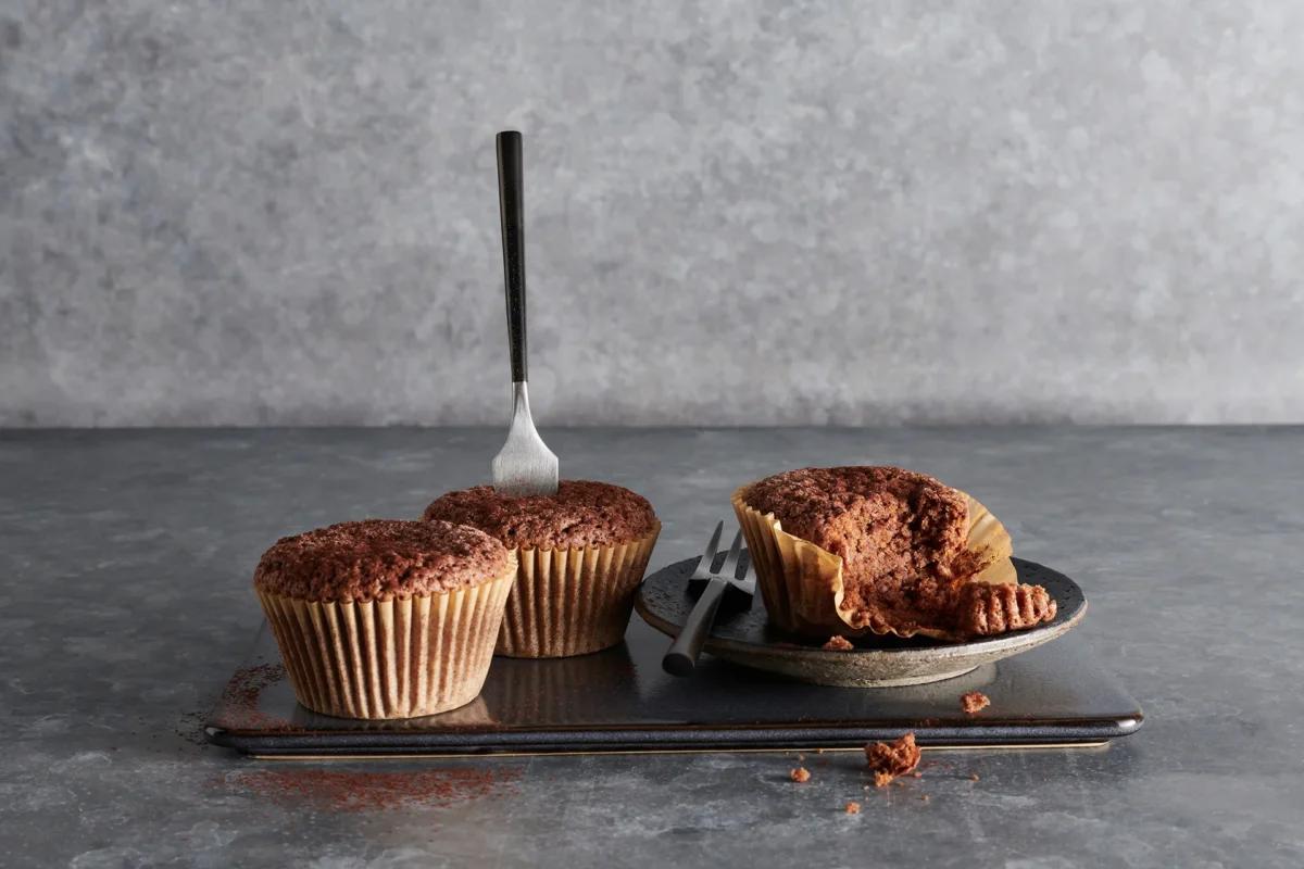 Muffins aux marrons de la catégorie . Méthode de préparation cuire. Le plat terminé est joliment présenté et photographié en vue aérienne (photographie alimentaire). Suggestion de présentation, recette originale de Croqu'menus, tirée du livre de cuisine le plus connu de Suisse