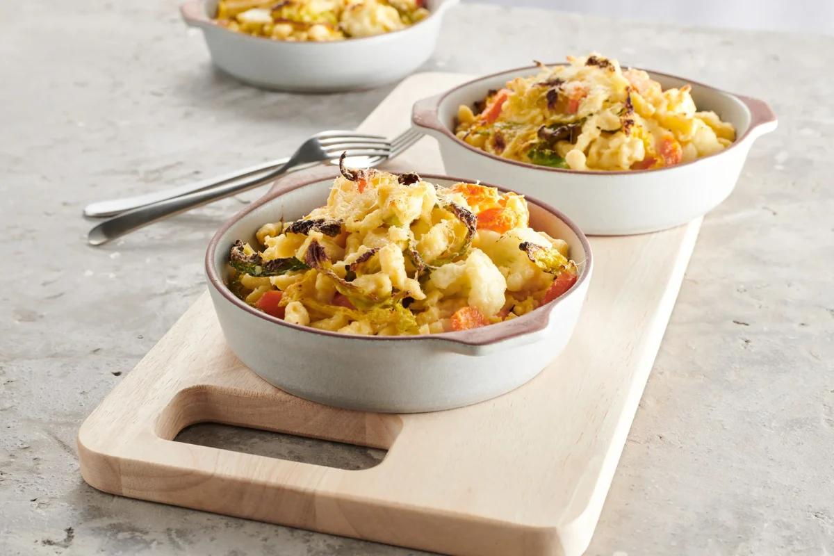 Gratin de knöpfli aus der Kategorie Getreide. Das fertige Gericht schön angerichtet und fotografiert aus Vogelperspektive (Food Fotografie). Serviervorschlag, Original Tiptopf Rezept, aus dem bekanntesten Kochbuch der Schweiz