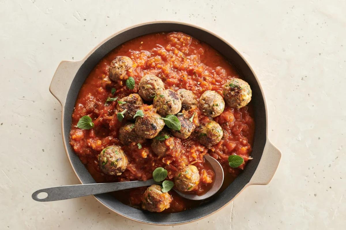 Boulettes à la sauce tomate aus der Kategorie Fleisch & Fisch. Das fertige Gericht schön angerichtet und fotografiert aus Vogelperspektive (Food Fotografie). Serviervorschlag, Original Tiptopf Rezept, aus dem bekanntesten Kochbuch der Schweiz