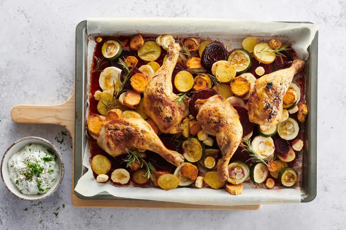Poulet aux légumes au four aus der Kategorie Fleisch & Fisch. Das fertige Gericht schön angerichtet und fotografiert aus Vogelperspektive (Food Fotografie). Serviervorschlag, Original Tiptopf Rezept, aus dem bekanntesten Kochbuch der Schweiz