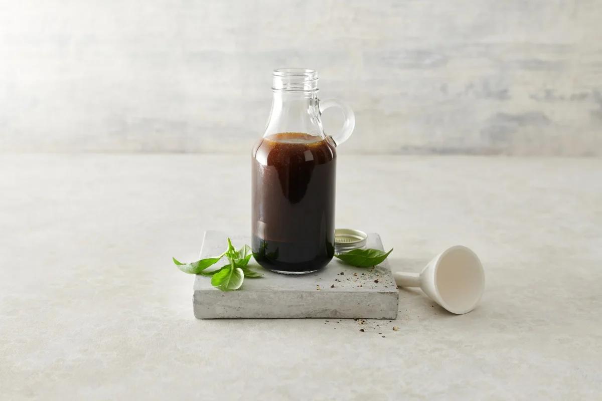 Sauce salade à lʼitalienne aus der Kategorie Salate. Das fertige Gericht schön angerichtet und fotografiert aus Vogelperspektive (Food Fotografie). Serviervorschlag, Original Tiptopf Rezept, aus dem bekanntesten Kochbuch der Schweiz