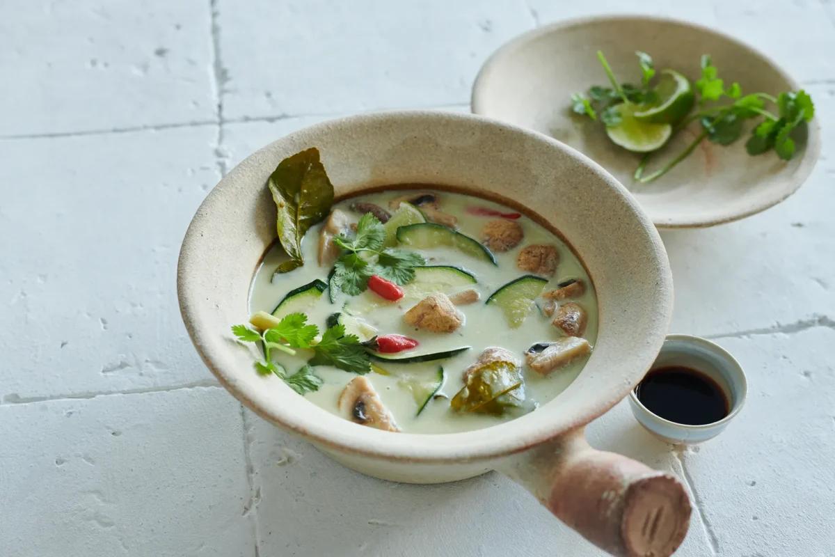 Soupe à la noix de coco aus der Kategorie Suppen. Das fertige Gericht schön angerichtet und fotografiert aus Vogelperspektive (Food Fotografie). Serviervorschlag, Original Tiptopf Rezept, aus dem bekanntesten Kochbuch der Schweiz