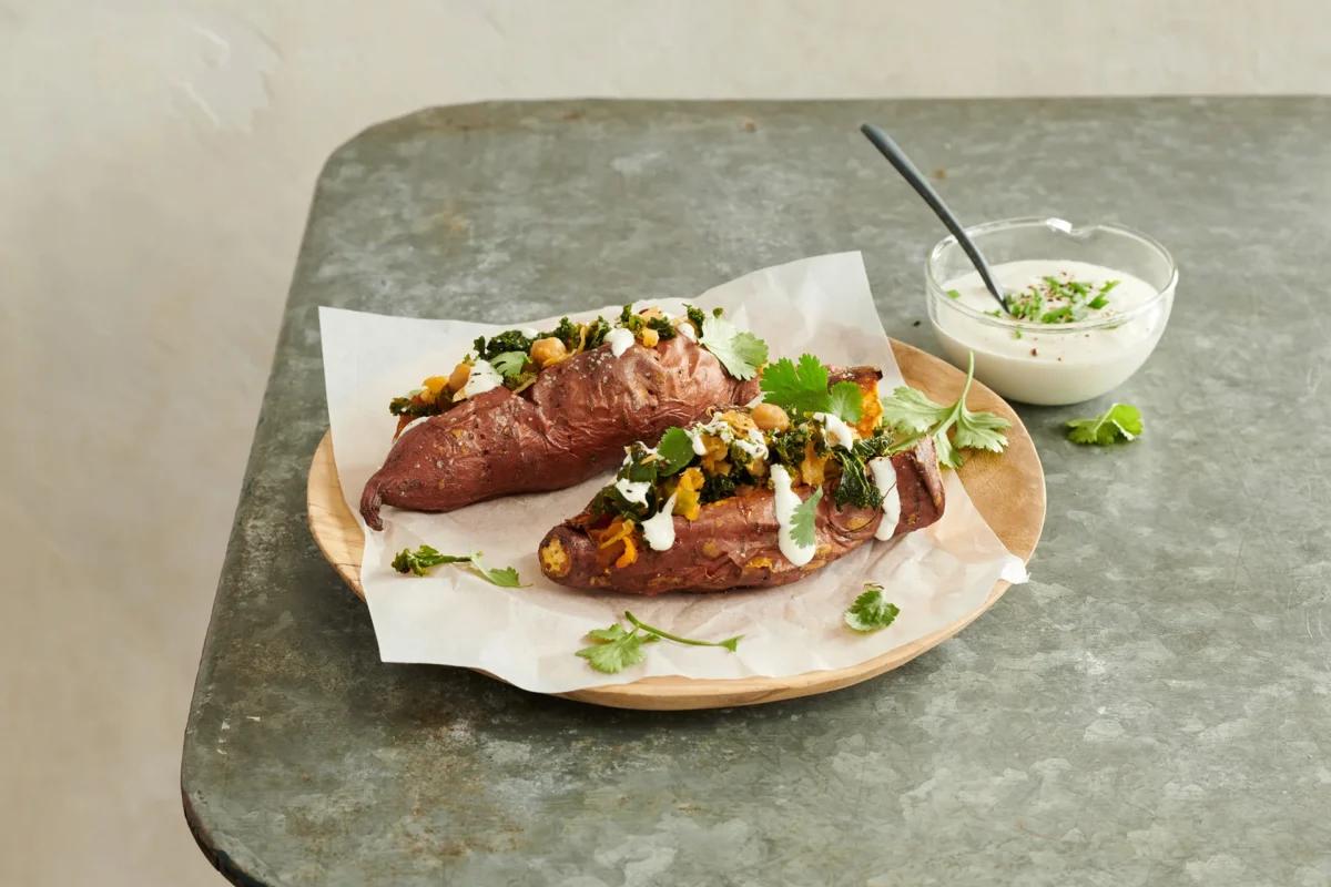 Patates douces farcies aus der Kategorie Kartoffeln & Süsskartoffeln. Das fertige Gericht schön angerichtet und fotografiert aus Vogelperspektive (Food Fotografie). Serviervorschlag, Original Tiptopf Rezept, aus dem bekanntesten Kochbuch der Schweiz