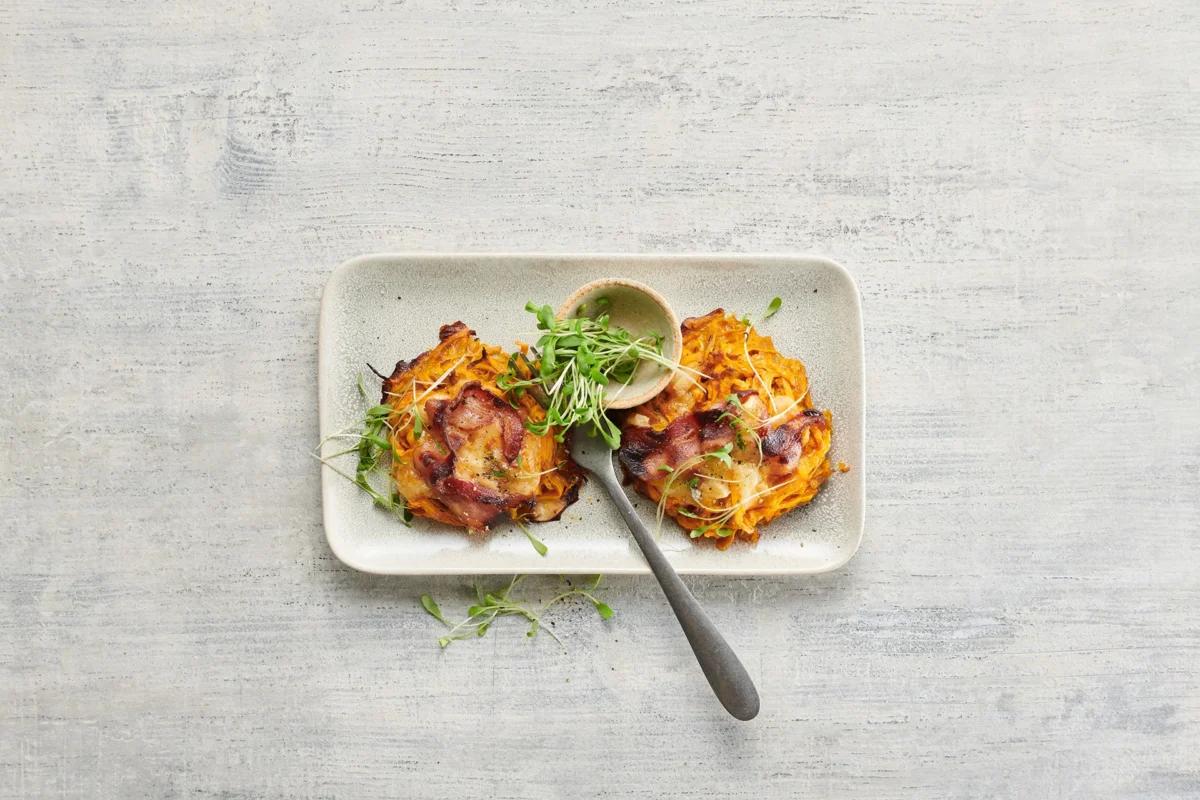 Rösti de patates douces aus der Kategorie Kartoffeln & Süsskartoffeln. Das fertige Gericht schön angerichtet und fotografiert aus Vogelperspektive (Food Fotografie). Serviervorschlag, Original Tiptopf Rezept, aus dem bekanntesten Kochbuch der Schweiz