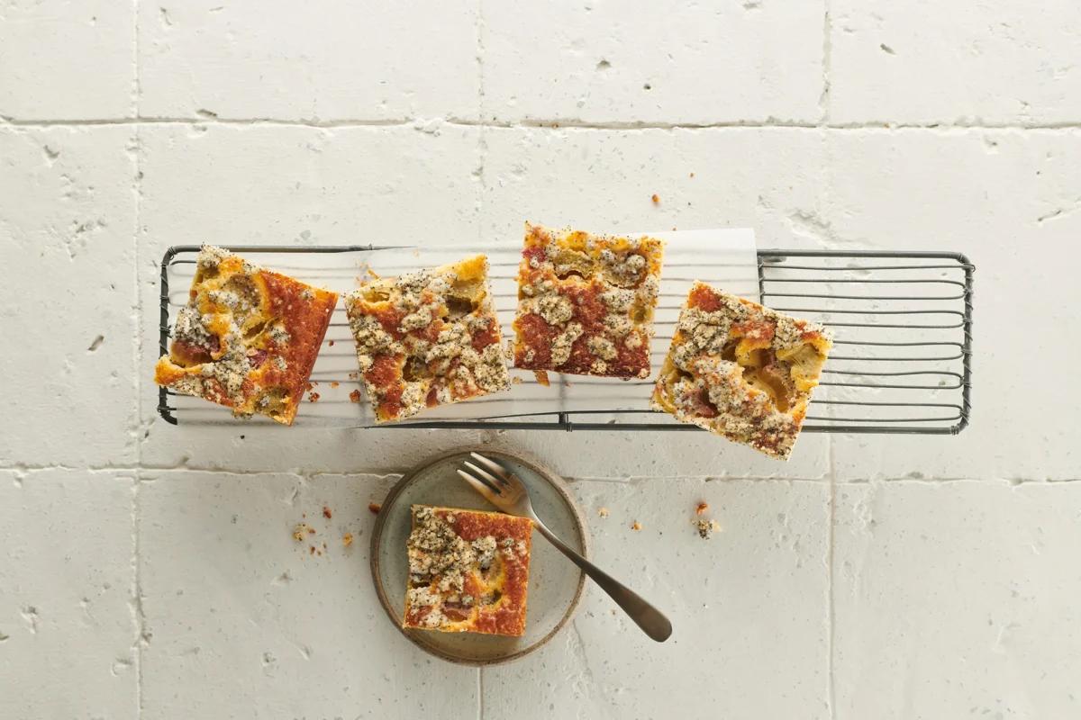 Gâteau crumble à la rhubarbe de la catégorie . Méthode de préparation pâte travaillée. Le plat terminé est joliment présenté et photographié en vue aérienne (photographie alimentaire). Suggestion de présentation, recette originale de Croqu'menus, tirée du livre de cuisine le plus connu de Suisse
