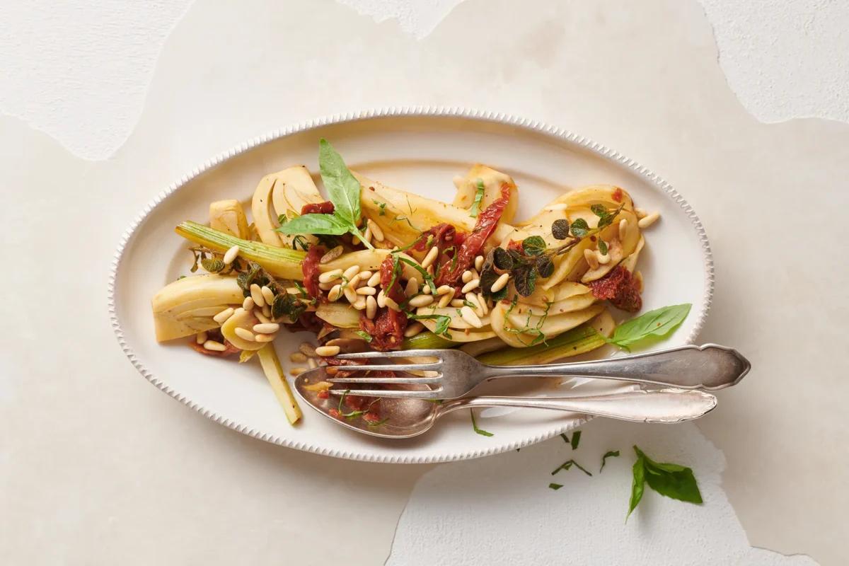 Fenouil à l’italienne aus der Kategorie Gemüse. Das fertige Gericht schön angerichtet und fotografiert aus Vogelperspektive (Food Fotografie). Serviervorschlag, Original Tiptopf Rezept, aus dem bekanntesten Kochbuch der Schweiz