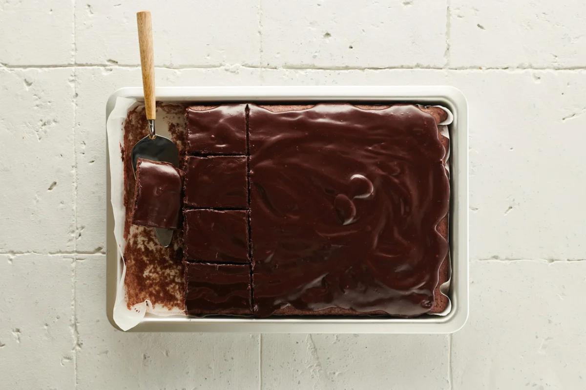 Glaçage au chocolat aus der Kategorie Gebäck süss. Das fertige Gericht schön angerichtet und fotografiert aus Vogelperspektive (Food Fotografie). Serviervorschlag, Original Tiptopf Rezept, aus dem bekanntesten Kochbuch der Schweiz