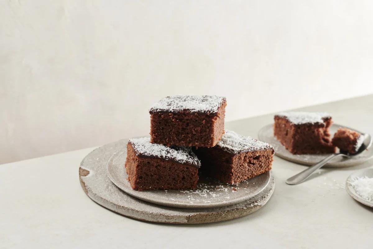 Dés choco-coco aus der Kategorie Gebäck süss. Das fertige Gericht schön angerichtet und fotografiert aus Vogelperspektive (Food Fotografie). Serviervorschlag, Original Tiptopf Rezept, aus dem bekanntesten Kochbuch der Schweiz