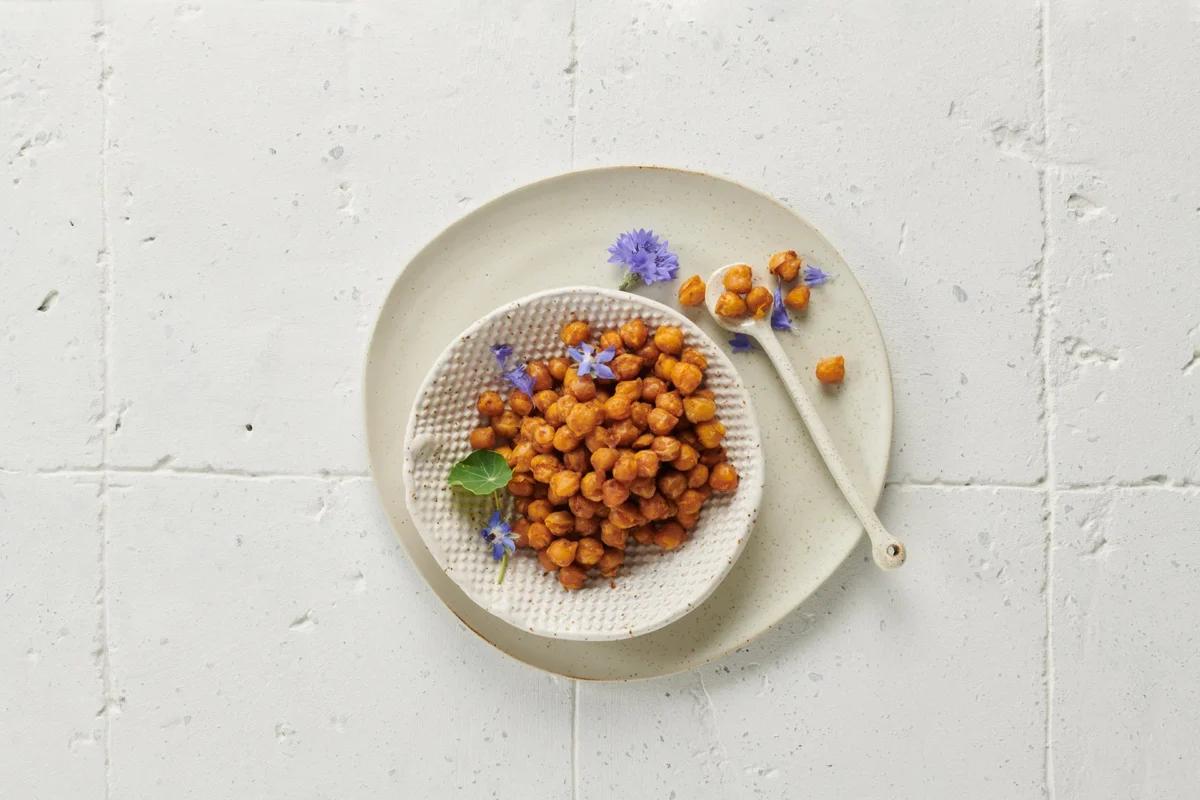 Pois chiches aux épices de la catégorie . Méthode de préparation pas de. Le plat terminé est joliment présenté et photographié en vue aérienne (photographie alimentaire). Suggestion de présentation, recette originale de Croqu'menus, tirée du livre de cuisine le plus connu de Suisse