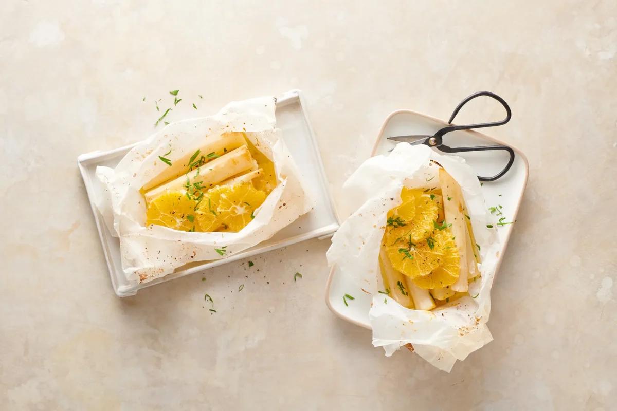 Salsifis en papillotes de la catégorie . Méthode de préparation cuire. Le plat terminé est joliment présenté et photographié en vue aérienne (photographie alimentaire). Suggestion de présentation, recette originale de Croqu'menus, tirée du livre de cuisine le plus connu de Suisse