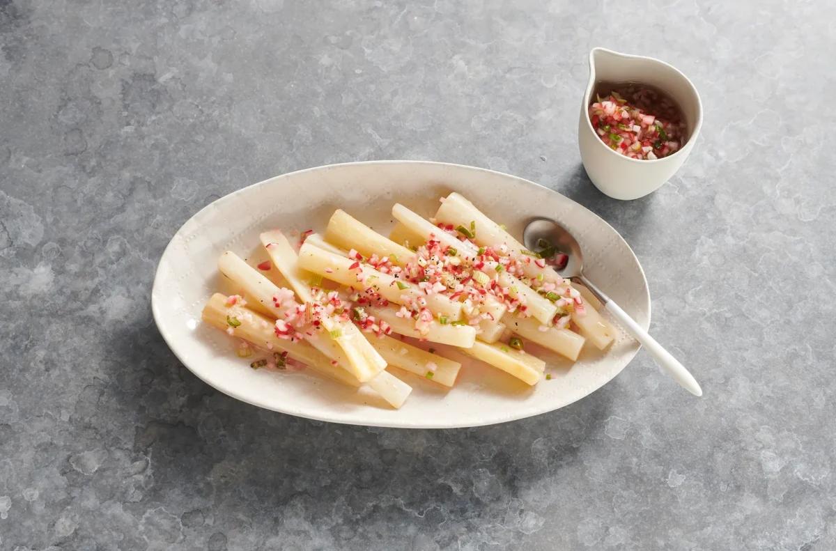 Salsifis avec vinaigrette aus der Kategorie Gemüse. Das fertige Gericht schön angerichtet und fotografiert aus Vogelperspektive (Food Fotografie). Serviervorschlag, Original Tiptopf Rezept, aus dem bekanntesten Kochbuch der Schweiz