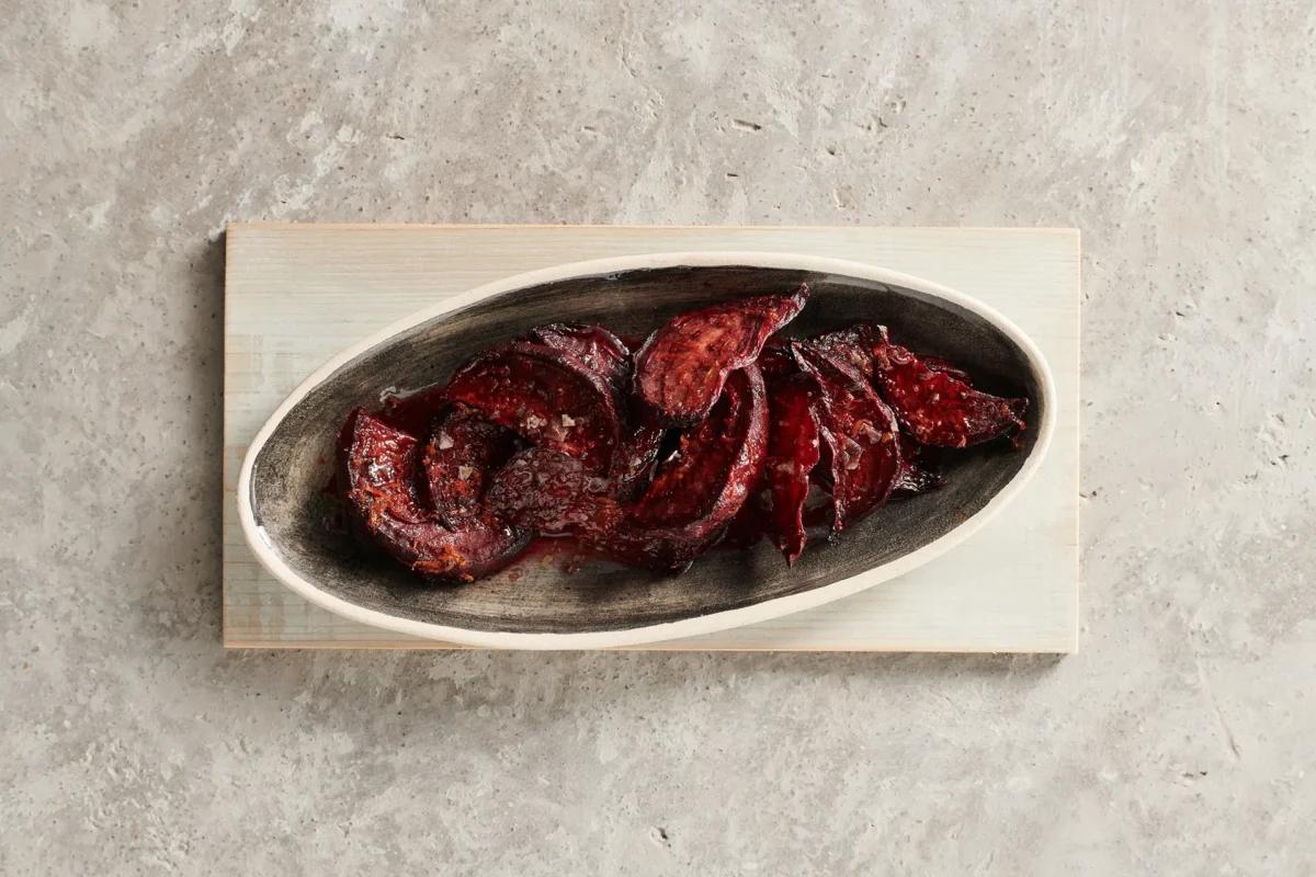 Betteraves au four aus der Kategorie Gemüse. Das fertige Gericht schön angerichtet und fotografiert aus Vogelperspektive (Food Fotografie). Serviervorschlag, Original Tiptopf Rezept, aus dem bekanntesten Kochbuch der Schweiz