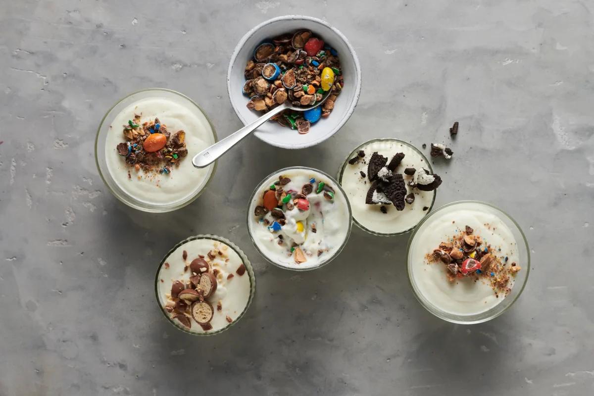 Yogourt glacé de la catégorie . Méthode de préparation pas de. Le plat terminé est joliment présenté et photographié en vue aérienne (photographie alimentaire). Suggestion de présentation, recette originale de Croqu'menus, tirée du livre de cuisine le plus connu de Suisse