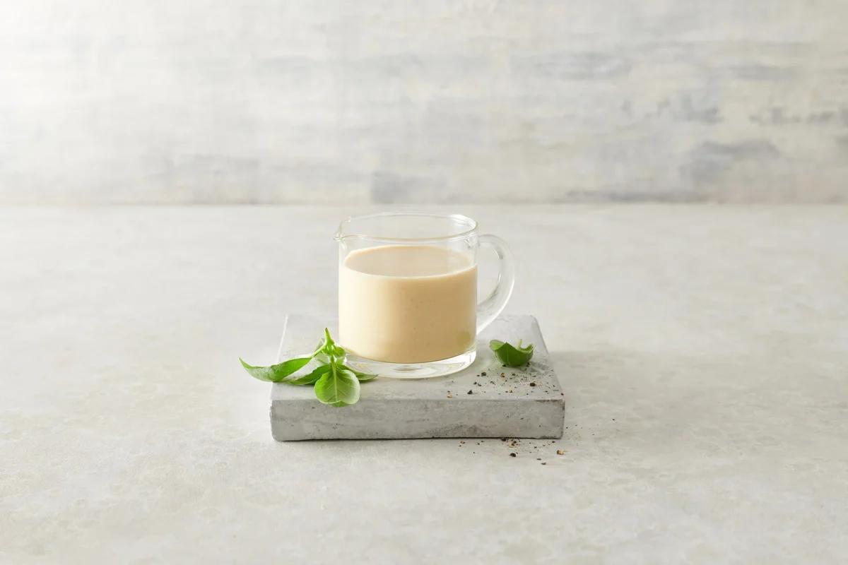 Sauce salade au litre de la catégorie . Méthode de préparation pas de. Le plat terminé est joliment présenté et photographié en vue aérienne (photographie alimentaire). Suggestion de présentation, recette originale de Croqu'menus, tirée du livre de cuisine le plus connu de Suisse