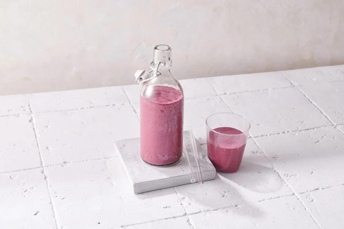 Smoothie au muesli de la catégorie . Méthode de préparation crudités. Le plat terminé est joliment présenté et photographié en vue aérienne (photographie alimentaire). Suggestion de présentation, recette originale de Croqu'menus, tirée du livre de cuisine le plus connu de Suisse