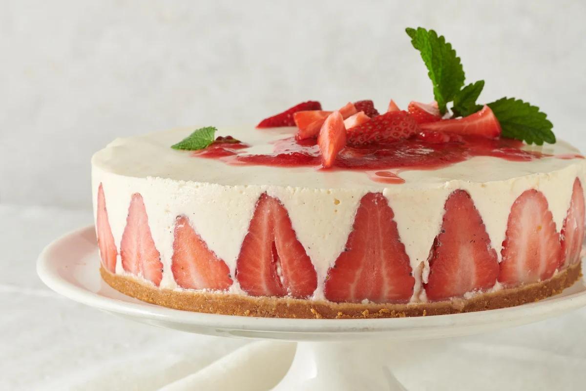 Tourte au séré aus der Kategorie Desserts. Das fertige Gericht schön angerichtet und fotografiert aus Vogelperspektive (Food Fotografie). Serviervorschlag, Original Tiptopf Rezept, aus dem bekanntesten Kochbuch der Schweiz