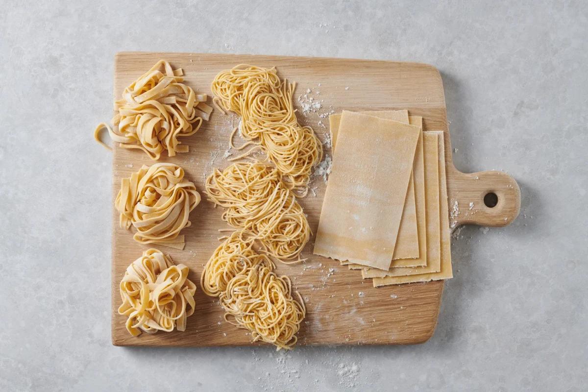 Pâtes maison aus der Kategorie Getreide. Das fertige Gericht schön angerichtet und fotografiert aus Vogelperspektive (Food Fotografie). Serviervorschlag, Original Tiptopf Rezept, aus dem bekanntesten Kochbuch der Schweiz