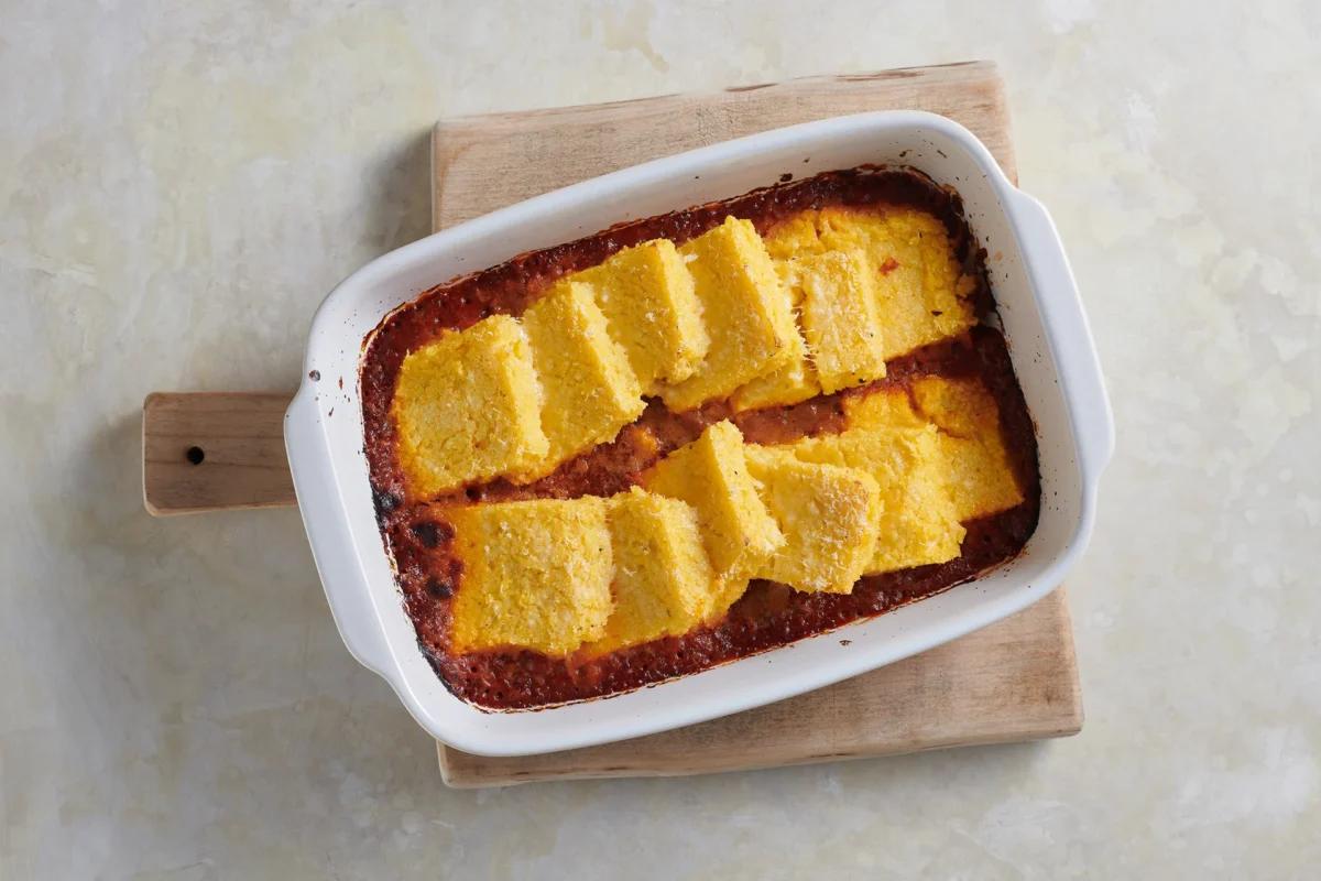 Tranches de polenta gratinées de la catégorie . Méthode de préparation bouillir. Le plat terminé est joliment présenté et photographié en vue aérienne (photographie alimentaire). Suggestion de présentation, recette originale de Croqu'menus, tirée du livre de cuisine le plus connu de Suisse