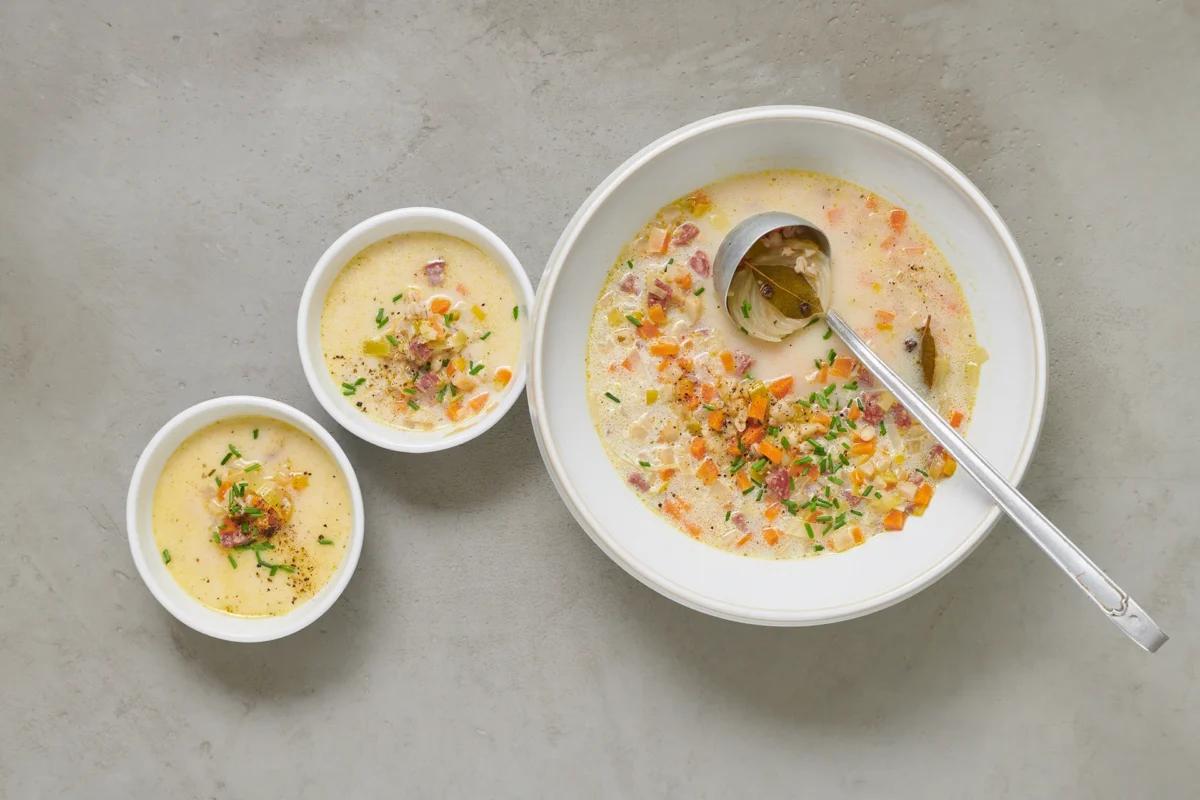 Soupe d’orge des Grisons aus der Kategorie Suppen. Das fertige Gericht schön angerichtet und fotografiert aus Vogelperspektive (Food Fotografie). Serviervorschlag, Original Tiptopf Rezept, aus dem bekanntesten Kochbuch der Schweiz