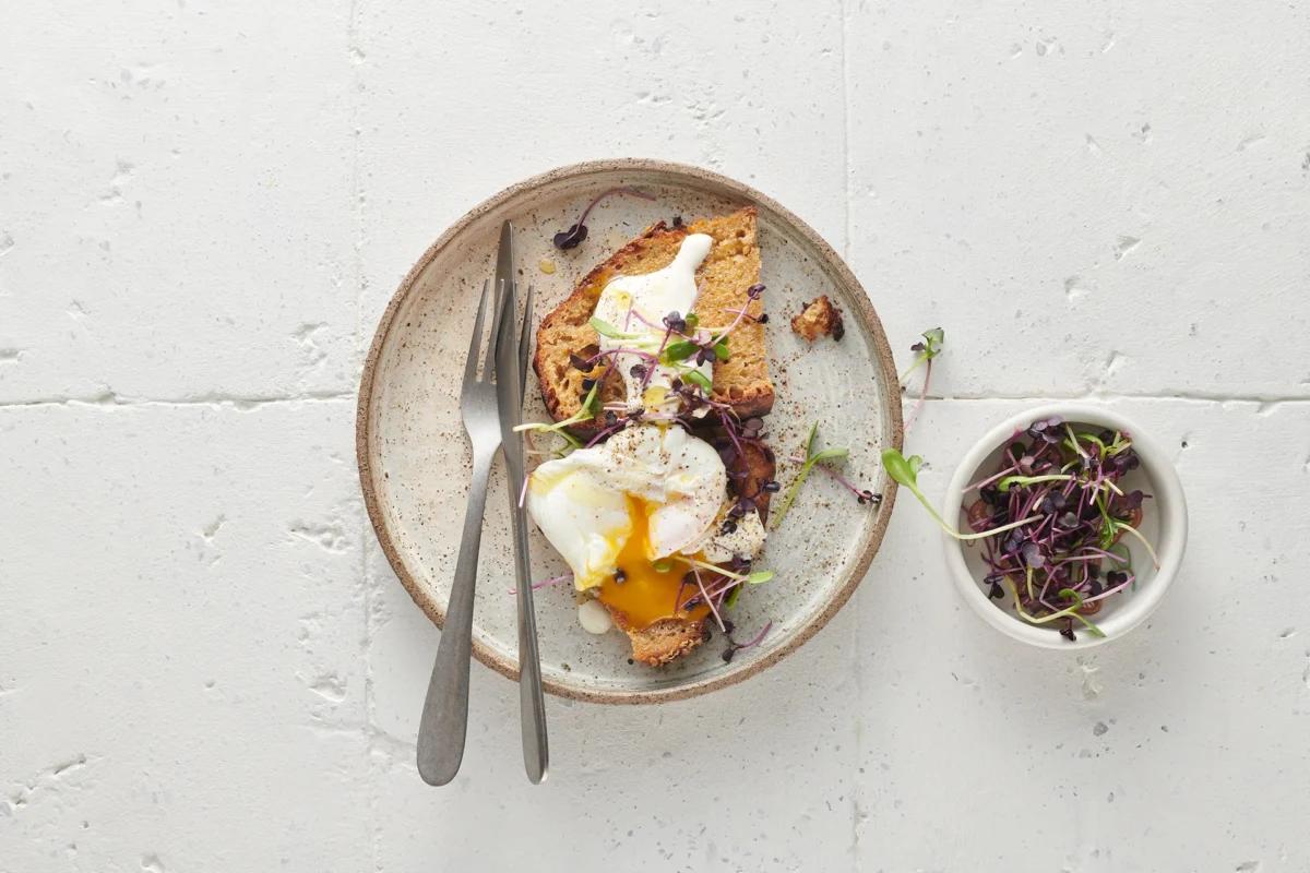 Œufs pochés sur toast aus der Kategorie Frühstück & Brunch. Das fertige Gericht schön angerichtet und fotografiert aus Vogelperspektive (Food Fotografie). Serviervorschlag, Original Tiptopf Rezept, aus dem bekanntesten Kochbuch der Schweiz