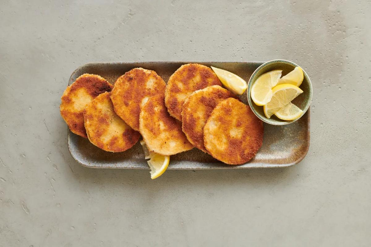 Tranches de céleri panées aus der Kategorie Gemüse. Das fertige Gericht schön angerichtet und fotografiert aus Vogelperspektive (Food Fotografie). Serviervorschlag, Original Tiptopf Rezept, aus dem bekanntesten Kochbuch der Schweiz