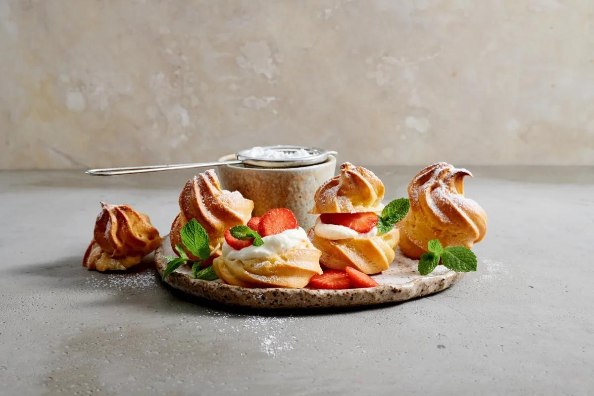 Petits choux aux baies de la catégorie . Méthode de préparation cuire. Le plat terminé est joliment présenté et photographié en vue aérienne (photographie alimentaire). Suggestion de présentation, recette originale de Croqu'menus, tirée du livre de cuisine le plus connu de Suisse