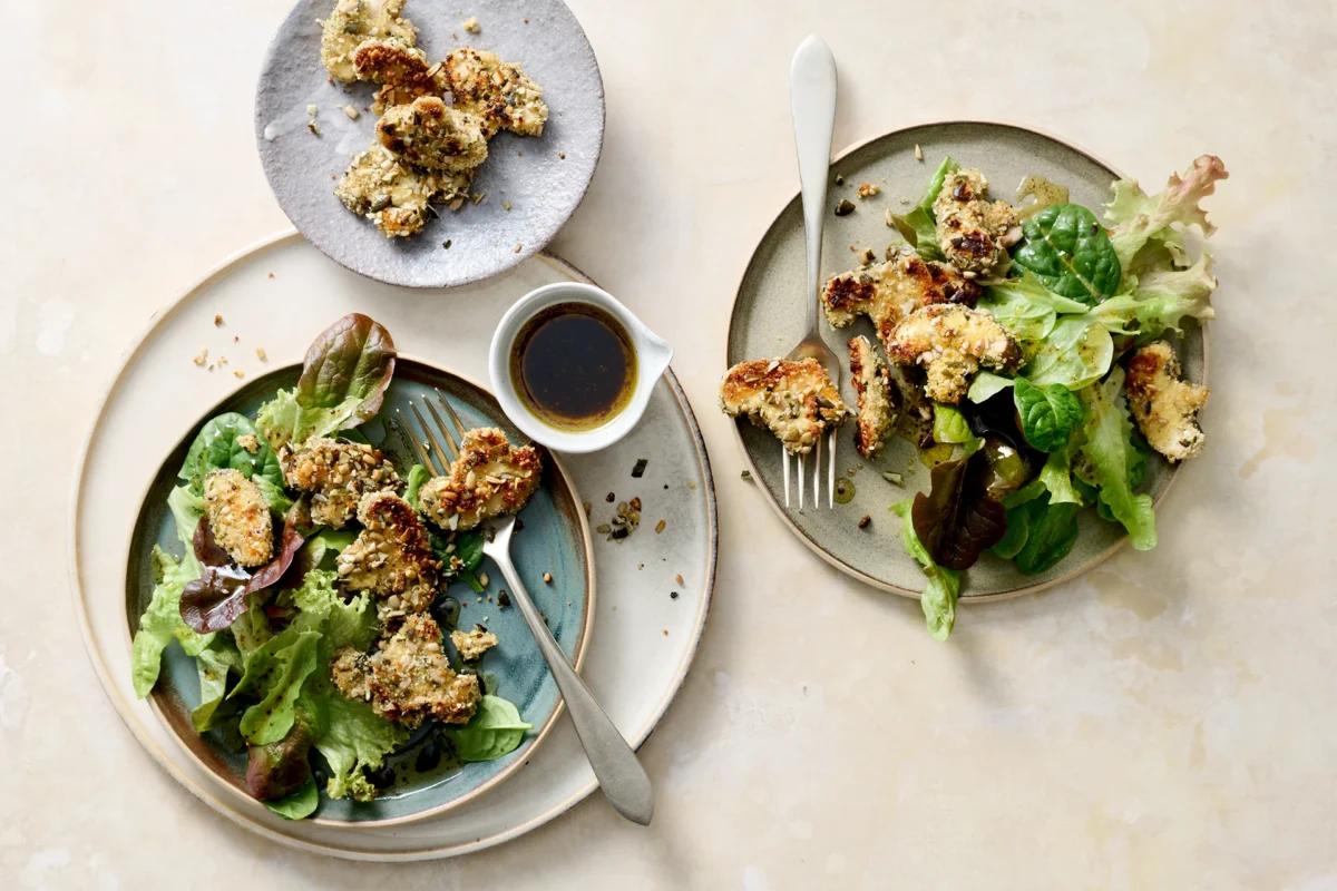Salade verte et champignons panés aus der Kategorie Salate. Das fertige Gericht schön angerichtet und fotografiert aus Vogelperspektive (Food Fotografie). Serviervorschlag, Original Tiptopf Rezept, aus dem bekanntesten Kochbuch der Schweiz