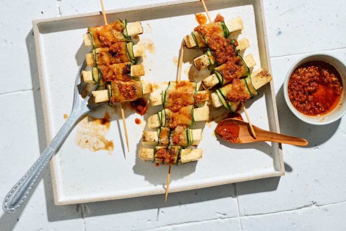 Brochettes au paneer et à la courgette de la catégorie . Méthode de préparation rôtir. Le plat terminé est joliment présenté et photographié en vue aérienne (photographie alimentaire). Suggestion de présentation, recette originale de Croqu'menus, tirée du livre de cuisine le plus connu de Suisse