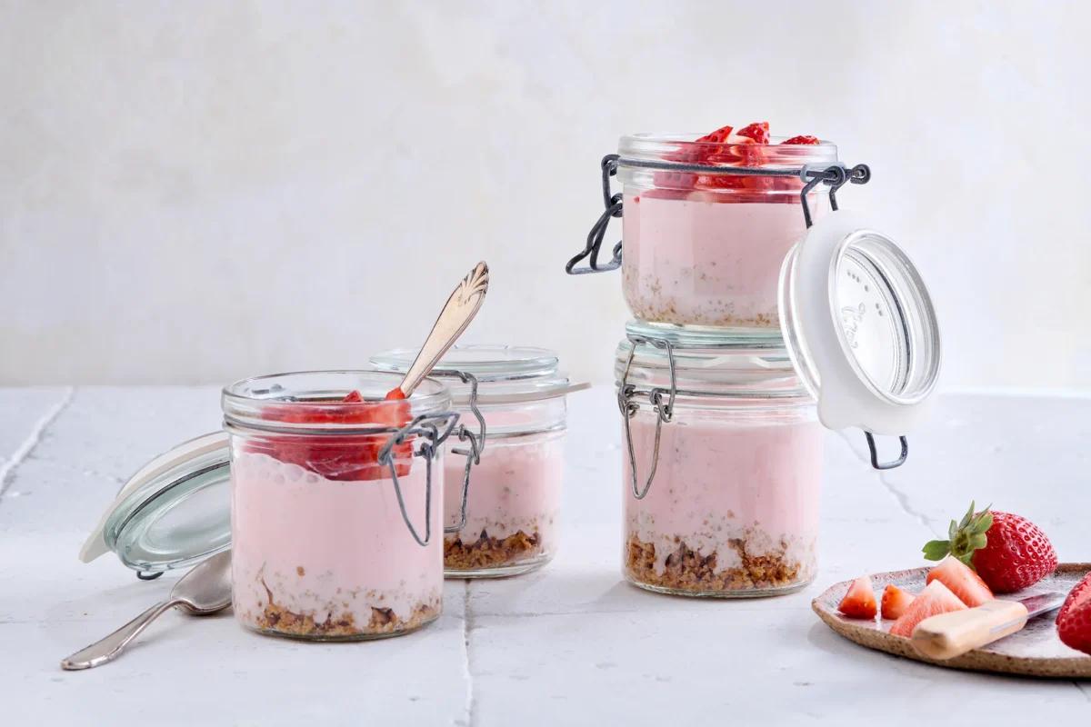 Cheese-cake aux fraises en verrine aus der Kategorie Desserts. Das fertige Gericht schön angerichtet und fotografiert aus Vogelperspektive (Food Fotografie). Serviervorschlag, Original Tiptopf Rezept, aus dem bekanntesten Kochbuch der Schweiz