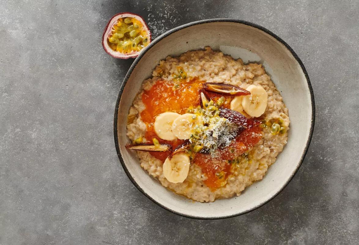 Porridge bowl aus der Kategorie Frühstück & Brunch. Das fertige Gericht schön angerichtet und fotografiert aus Vogelperspektive (Food Fotografie). Serviervorschlag, Original Tiptopf Rezept, aus dem bekanntesten Kochbuch der Schweiz