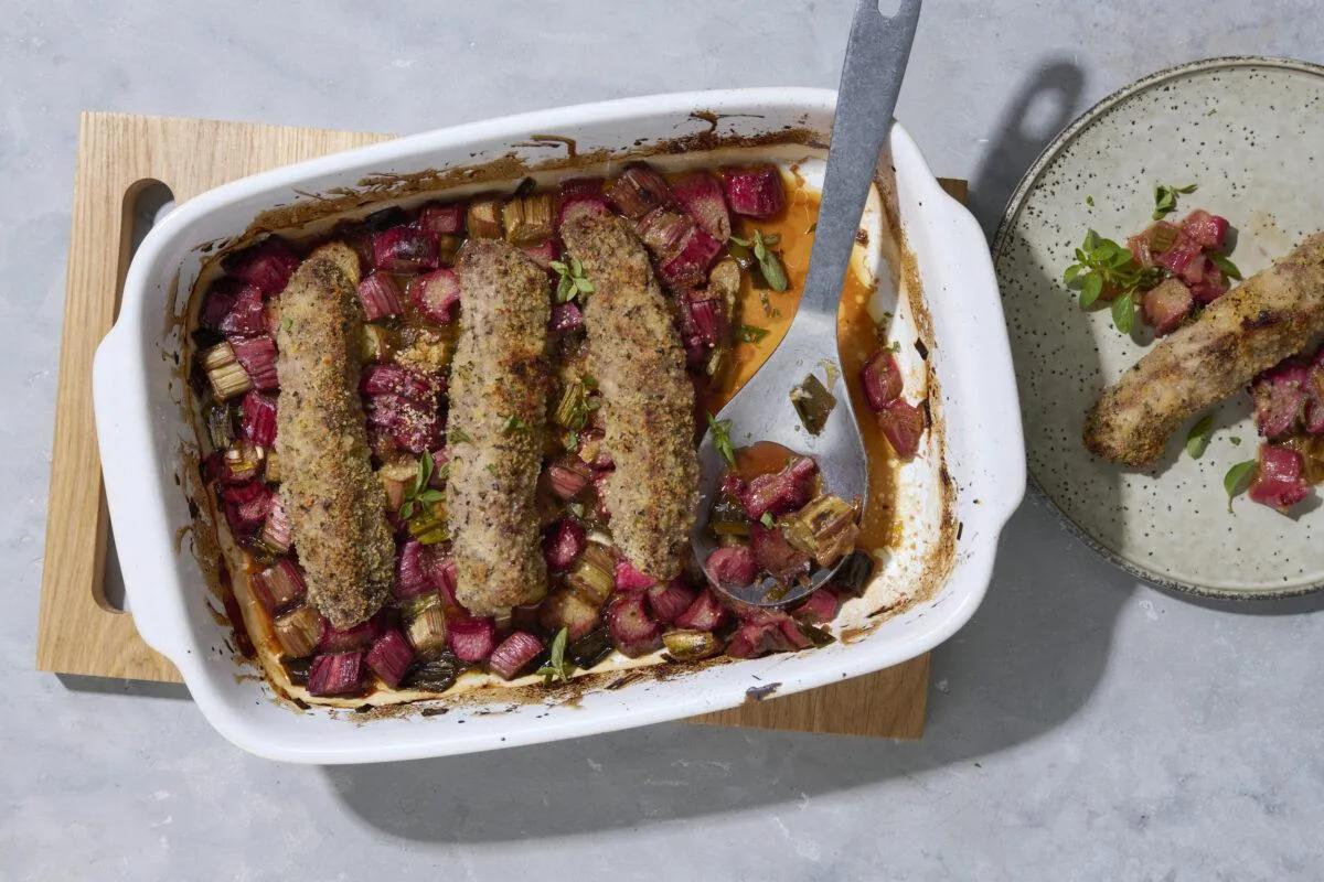 Agneau aux herbes et à la rhubarbe aus der Kategorie Fleisch & Fisch. Das fertige Gericht schön angerichtet und fotografiert aus Vogelperspektive (Food Fotografie). Serviervorschlag, Original Tiptopf Rezept, aus dem bekanntesten Kochbuch der Schweiz