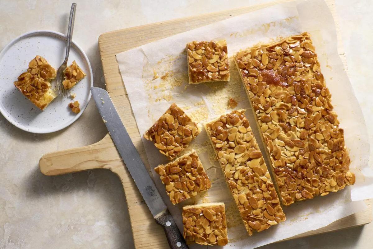 Carrés aux amandes de la catégorie . Méthode de préparation cuire. Le plat terminé est joliment présenté et photographié en vue aérienne (photographie alimentaire). Suggestion de présentation, recette originale de Croqu'menus, tirée du livre de cuisine le plus connu de Suisse