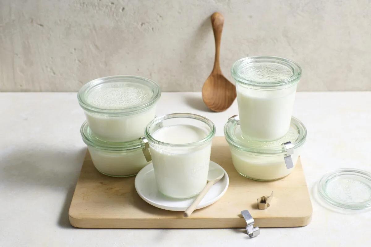 Yogourt maison. Das fertige Gericht schön angerichtet und fotografiert aus Vogelperspektive (Food Fotografie). Serviervorschlag, Original Tiptopf Rezept, aus dem bekanntesten Kochbuch der Schweiz