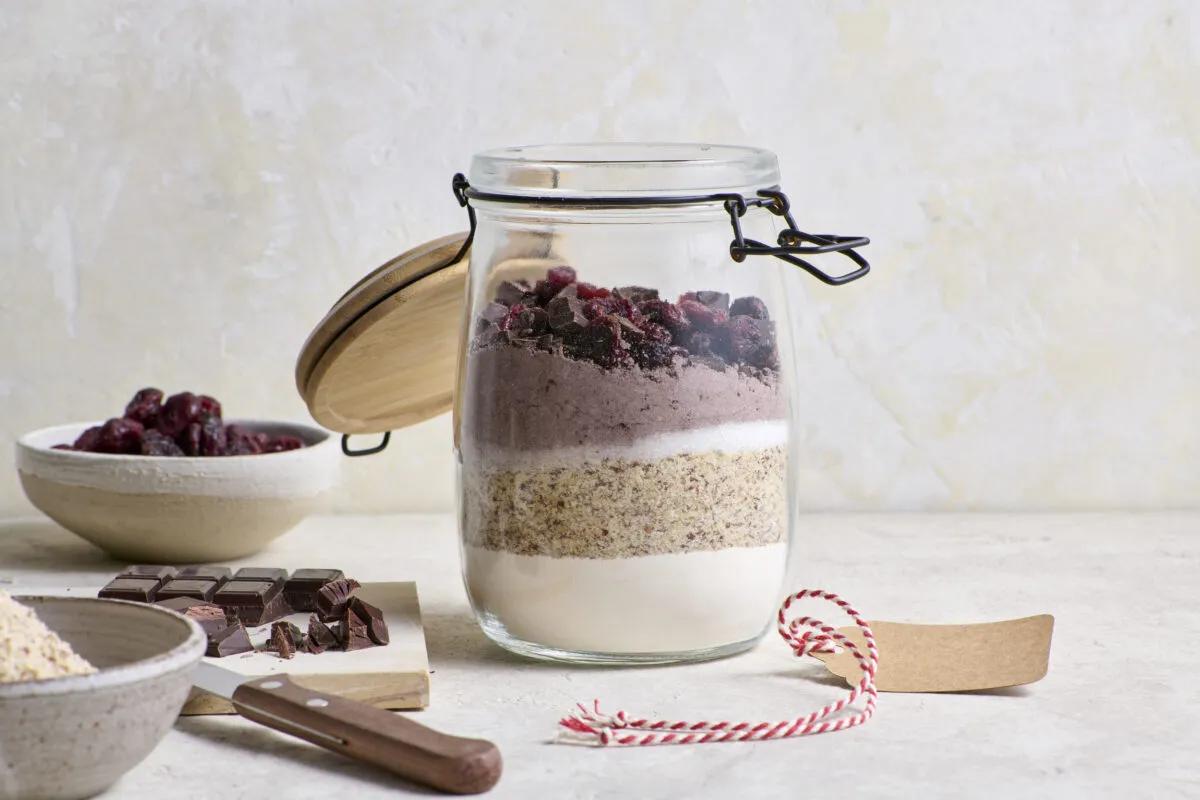 Mélange pour cookies au chocolat aus der Kategorie Gebäck süss. Das fertige Gericht schön angerichtet und fotografiert aus Vogelperspektive (Food Fotografie). Serviervorschlag, Original Tiptopf Rezept, aus dem bekanntesten Kochbuch der Schweiz