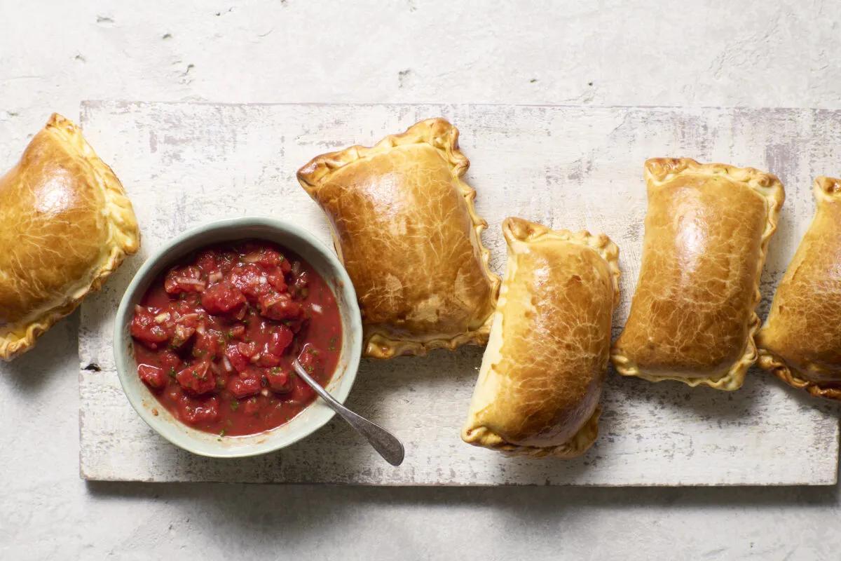 Empanadas aus der Kategorie Gebäck salzig. Das fertige Gericht schön angerichtet und fotografiert aus Vogelperspektive (Food Fotografie). Serviervorschlag, Original Tiptopf Rezept, aus dem bekanntesten Kochbuch der Schweiz