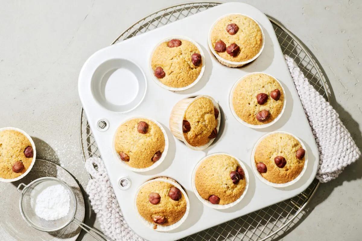 Muffins neuchâtelois aux noisettes de la catégorie . Méthode de préparation cuire. Le plat terminé est joliment présenté et photographié en vue aérienne (photographie alimentaire). Suggestion de présentation, recette originale de Croqu'menus, tirée du livre de cuisine le plus connu de Suisse