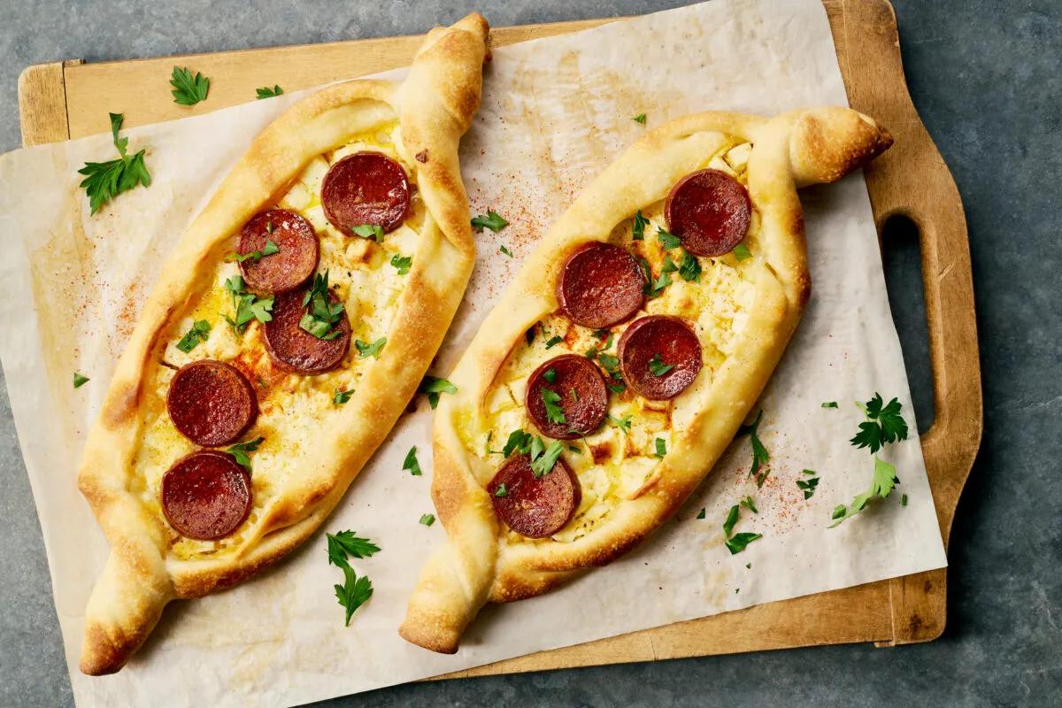 Pide Suçuk. Das fertige Gericht schön angerichtet und fotografiert aus Vogelperspektive (Food Fotografie). Serviervorschlag, Original Tiptopf Rezept, aus dem bekanntesten Kochbuch der Schweiz