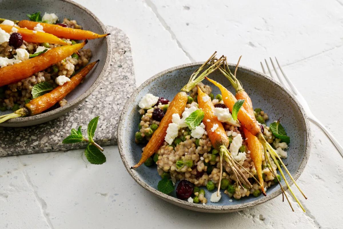 Salade de sarrasin et carottes de la catégorie . Méthode de préparation bouillir. Le plat terminé est joliment présenté et photographié en vue aérienne (photographie alimentaire). Suggestion de présentation, recette originale de Croqu'menus, tirée du livre de cuisine le plus connu de Suisse
