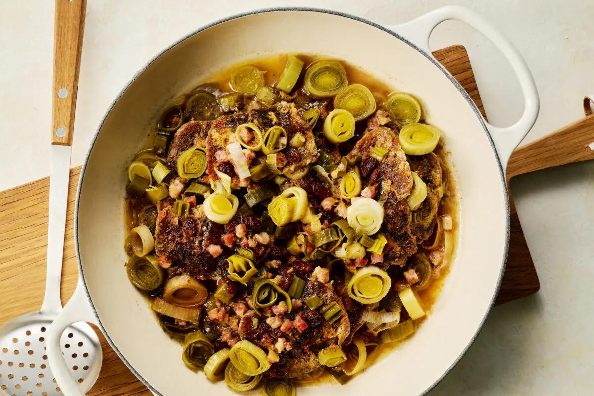 Tranches braisées au citron et au poireau aus der Kategorie Fleisch & Fisch. Das fertige Gericht schön angerichtet und fotografiert aus Vogelperspektive (Food Fotografie). Serviervorschlag, Original Tiptopf Rezept, aus dem bekanntesten Kochbuch der Schweiz