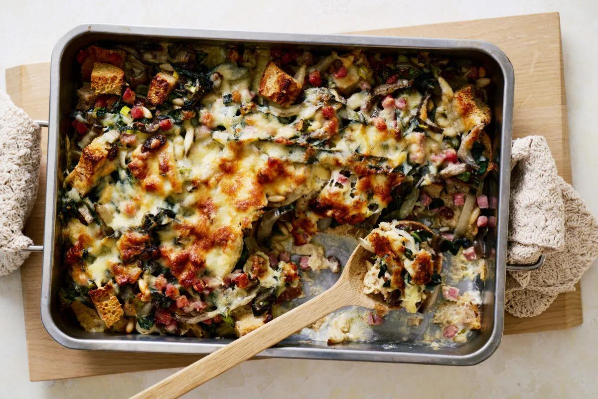 Gratin de pain et côtes de bette de la catégorie . Méthode de préparation cuire. Le plat terminé est joliment présenté et photographié en vue aérienne (photographie alimentaire). Suggestion de présentation, recette originale de Croqu'menus, tirée du livre de cuisine le plus connu de Suisse