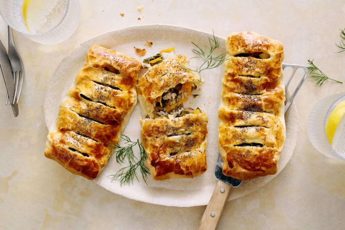 Poisson en croûte aus der Kategorie Fleisch & Fisch. Das fertige Gericht schön angerichtet und fotografiert aus Vogelperspektive (Food Fotografie). Serviervorschlag, Original Tiptopf Rezept, aus dem bekanntesten Kochbuch der Schweiz