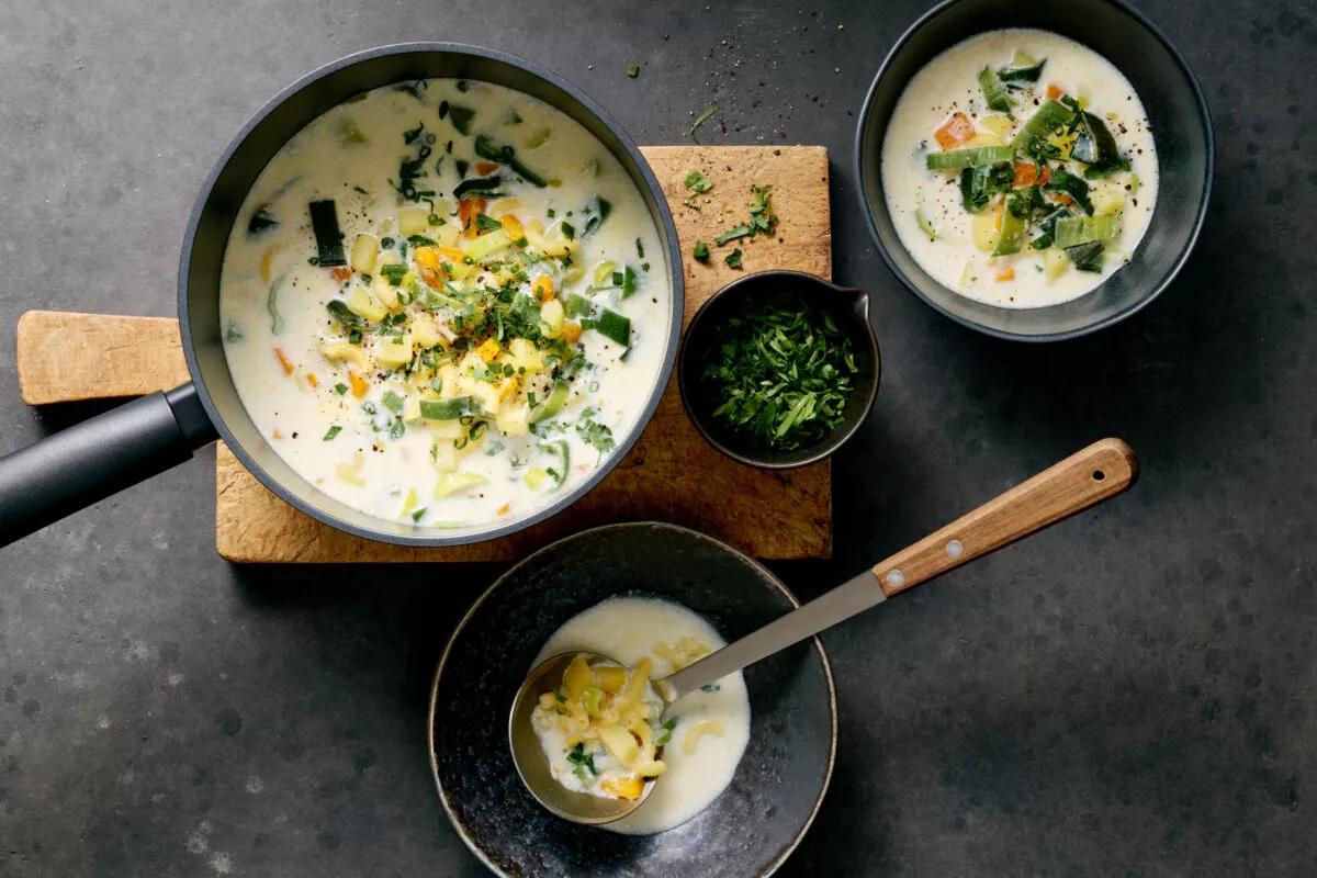Soupe de chalet aus der Kategorie Suppen. Das fertige Gericht schön angerichtet und fotografiert aus Vogelperspektive (Food Fotografie). Serviervorschlag, Original Tiptopf Rezept, aus dem bekanntesten Kochbuch der Schweiz