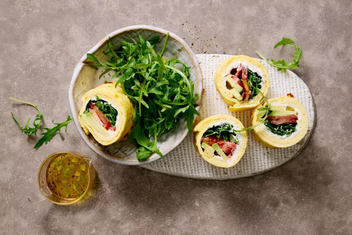 Crêpes au cottage cheese aus der Kategorie Gebäck salzig. Das fertige Gericht schön angerichtet und fotografiert aus Vogelperspektive (Food Fotografie). Serviervorschlag, Original Tiptopf Rezept, aus dem bekanntesten Kochbuch der Schweiz