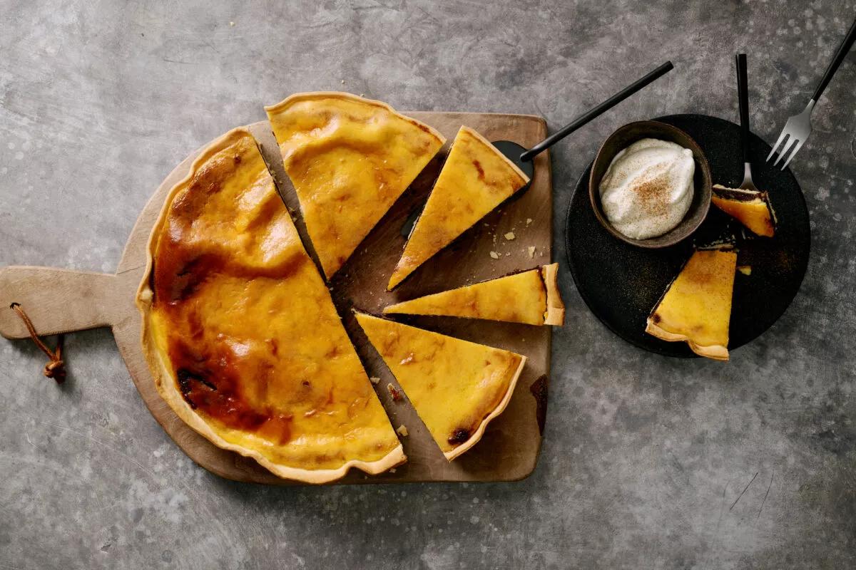 Tarte aux poires séchées aus der Kategorie Gebäck süss. Das fertige Gericht schön angerichtet und fotografiert aus Vogelperspektive (Food Fotografie). Serviervorschlag, Original Tiptopf Rezept, aus dem bekanntesten Kochbuch der Schweiz