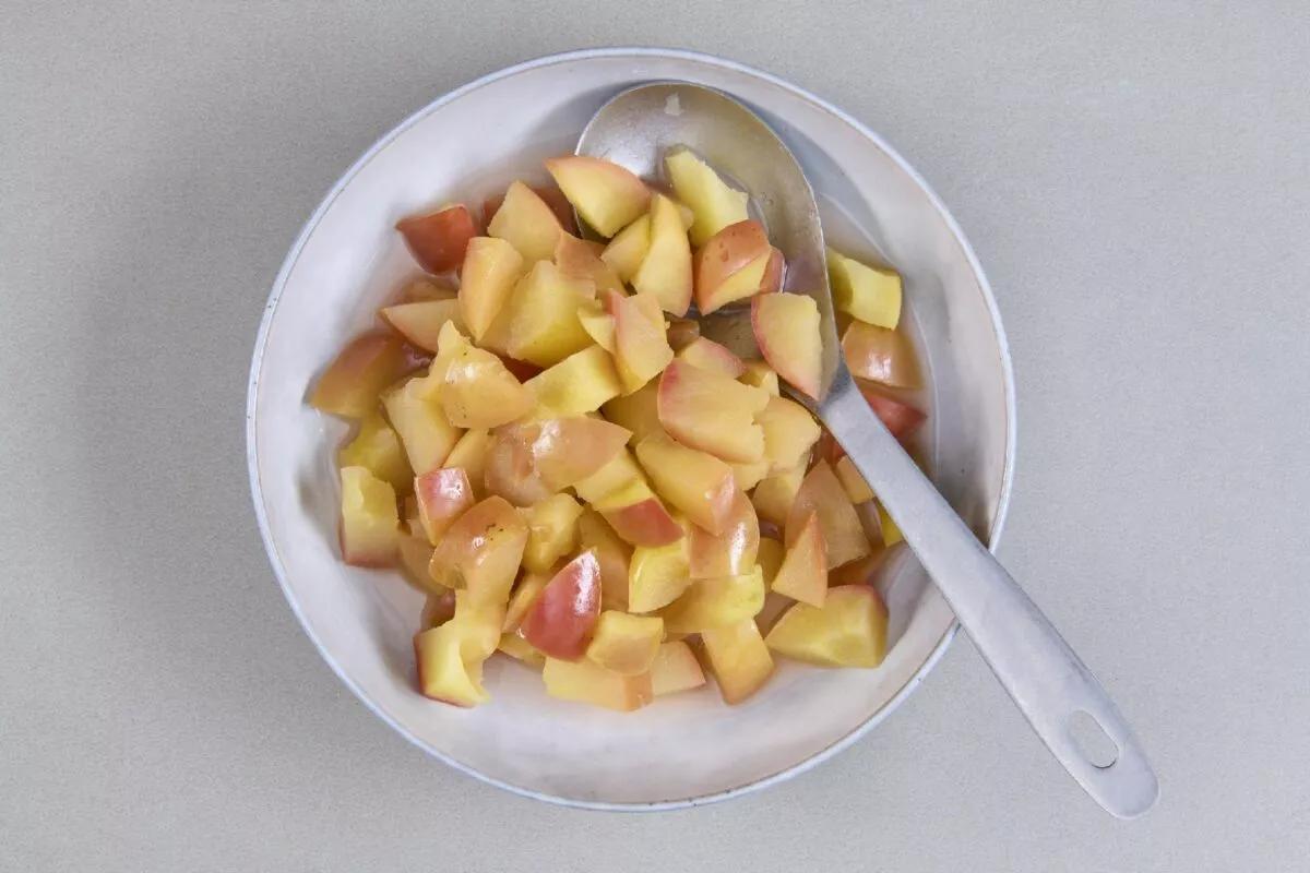 Compote de pommes de la catégorie . Méthode de préparation cuisson à la vapeur. Le plat terminé est joliment présenté et photographié en vue aérienne (photographie alimentaire). Suggestion de présentation, recette originale de Croqu'menus, tirée du livre de cuisine le plus connu de Suisse